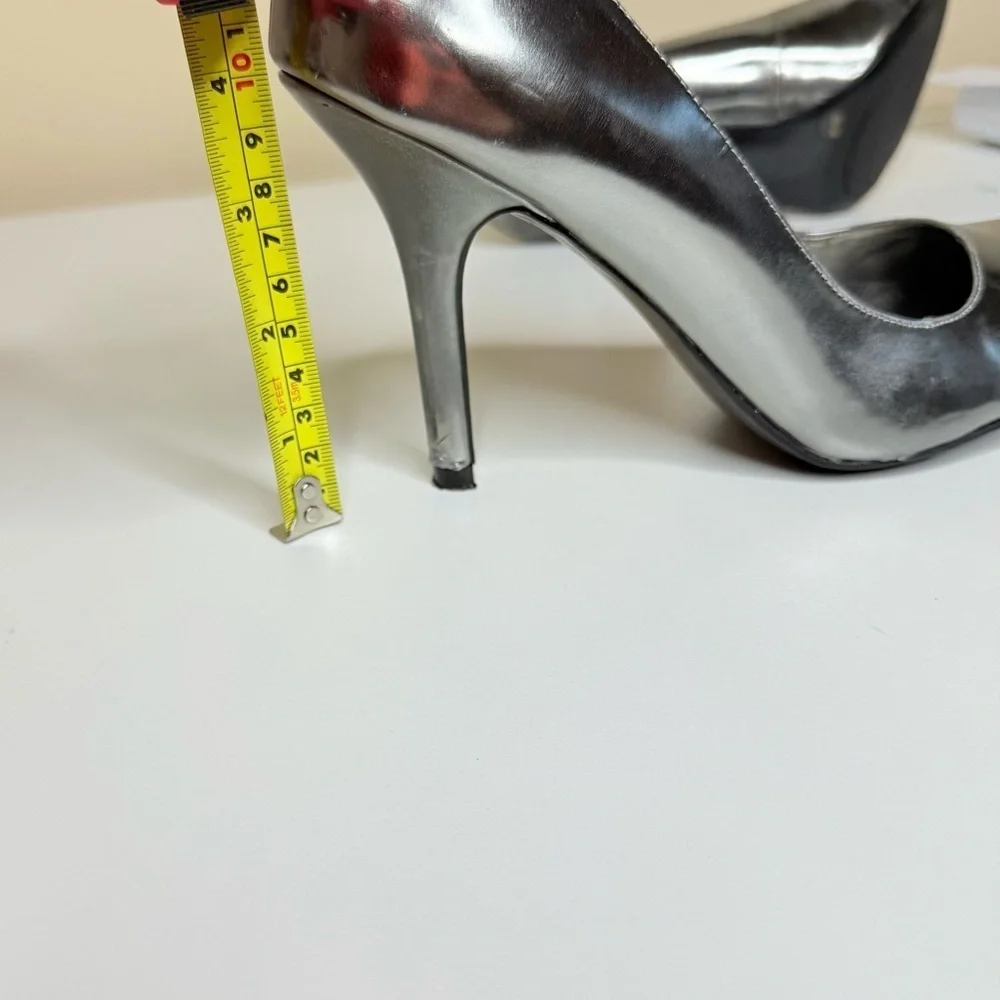 Jessica Simpson Shiny Silver closed toed round pump heels